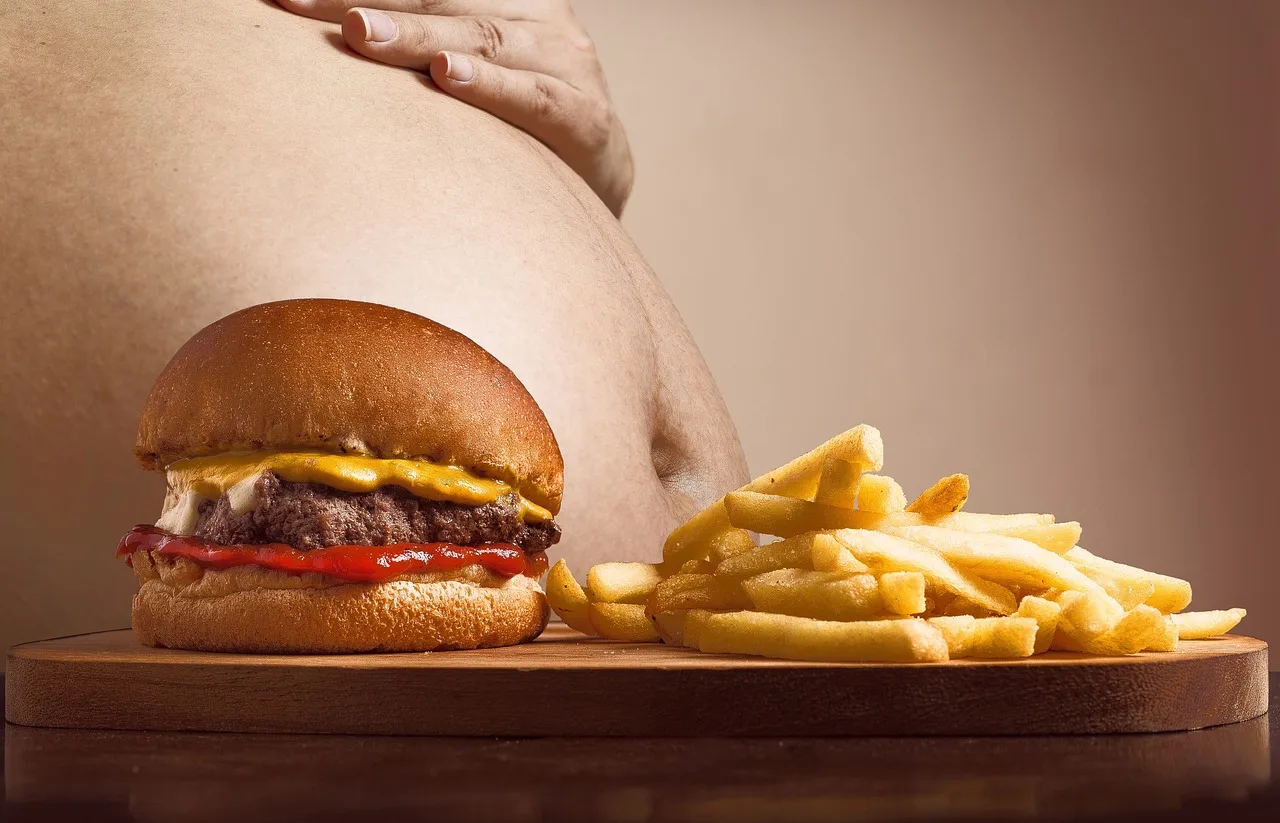 Cibi insospettabili che aumentano l'acido urico da evitare nella dieta per migliorare la salute.