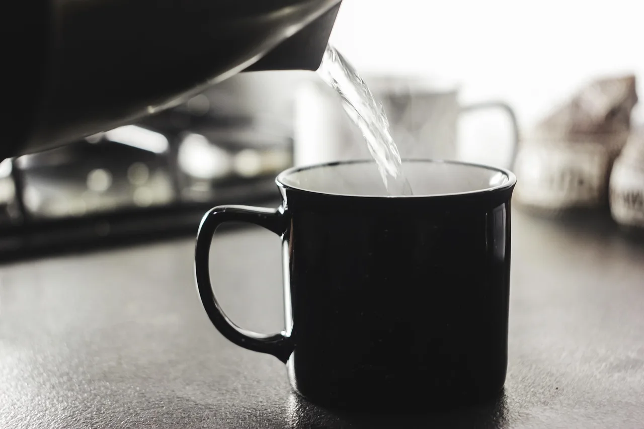 Bere acqua calda ogni mattina: ecco cosa accade a colesterolo e glicemia