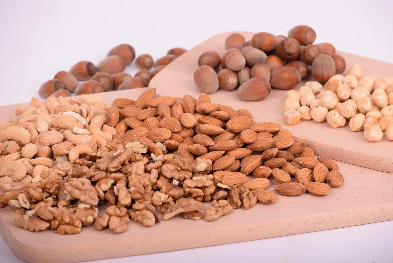 Colesterolo alto? Ecco la frutta secca che non dovresti mai mangiare